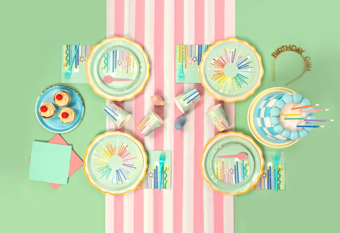 ¡Una mesa de cumpleaños bonita y colorida con Cumple Velas!