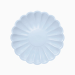 Flacher Pappteller in Blumenform Ø 23 cm Pastellblau