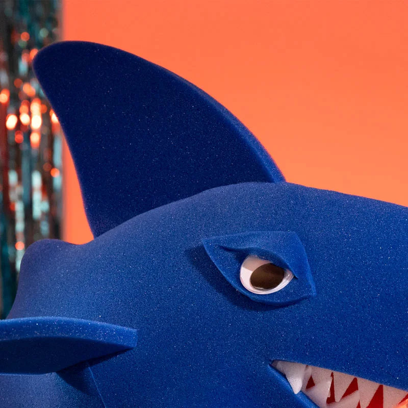 Chapéu de espuma gigante de tubarão