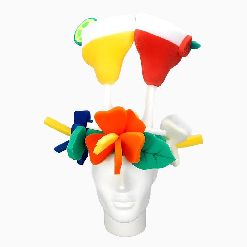 Flores de chapéu de borracha de espuma gigante com copos de coquetel