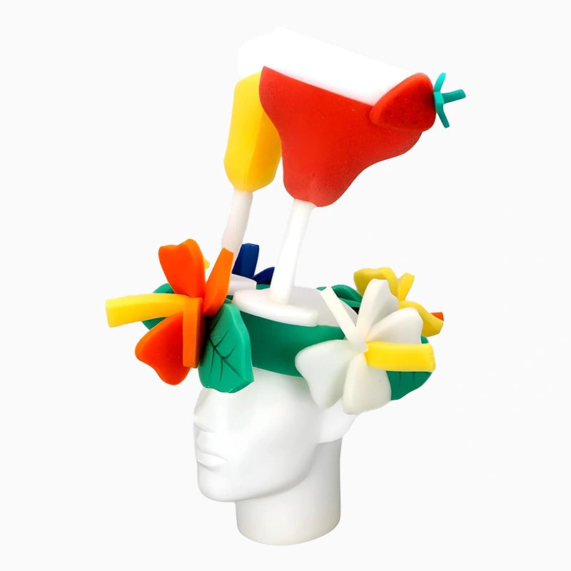 Flores de chapéu de borracha de espuma gigante com copos de coquetel