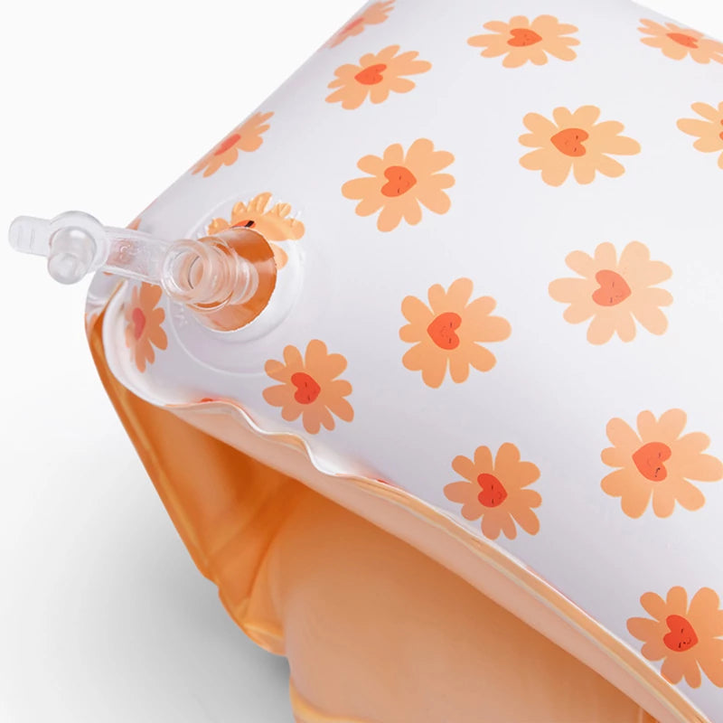 Inspiracion con Manguitos Infantiles Blancos con Flores Naranjas
