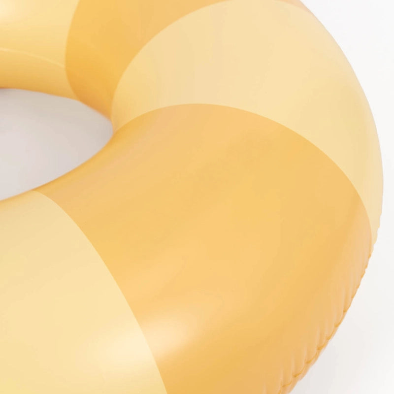 Listras pastel de piso amarelo