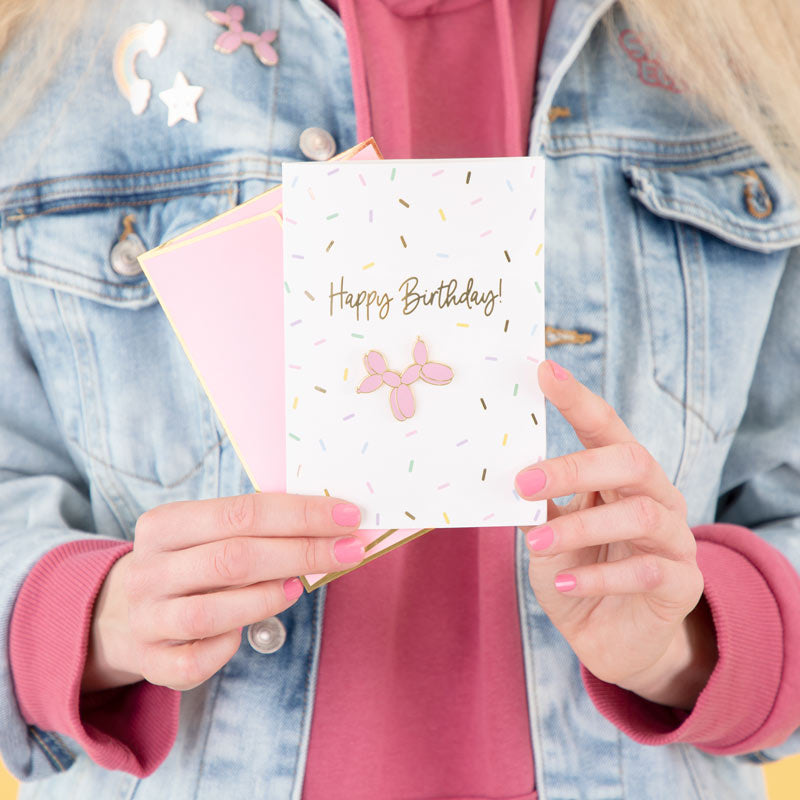 Cartão com pino de cachorro "feliz aniversário"