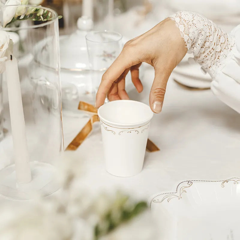 Vaso Cartón 220 cc Blanco con Detalles Dorados