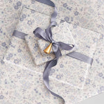 Papel de Regalo 70 cm x 2 m Blanco con Flores Azul Pastel