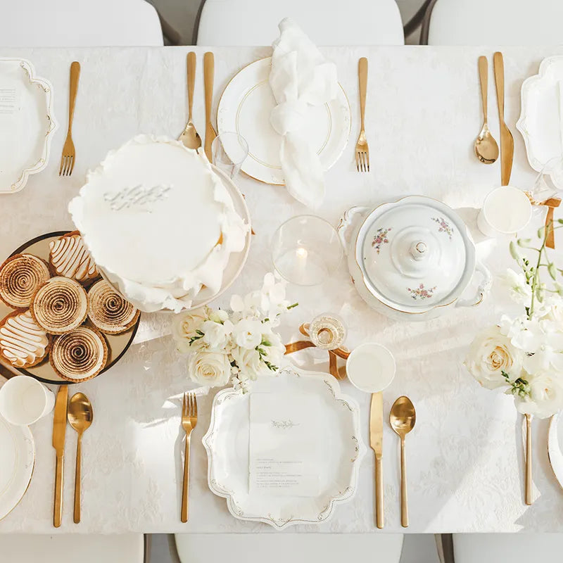 Plato Cartón Llano 26 cm Blanco con Detalles Dorados