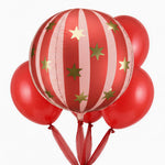 Folienballon-Set mit roten Latexballons und roten zerrissenen Mullbändern