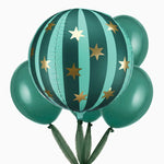 Folienballon-Set mit grünen Latexballons, einer Flasche und grünen zerrissenen Mullbändern