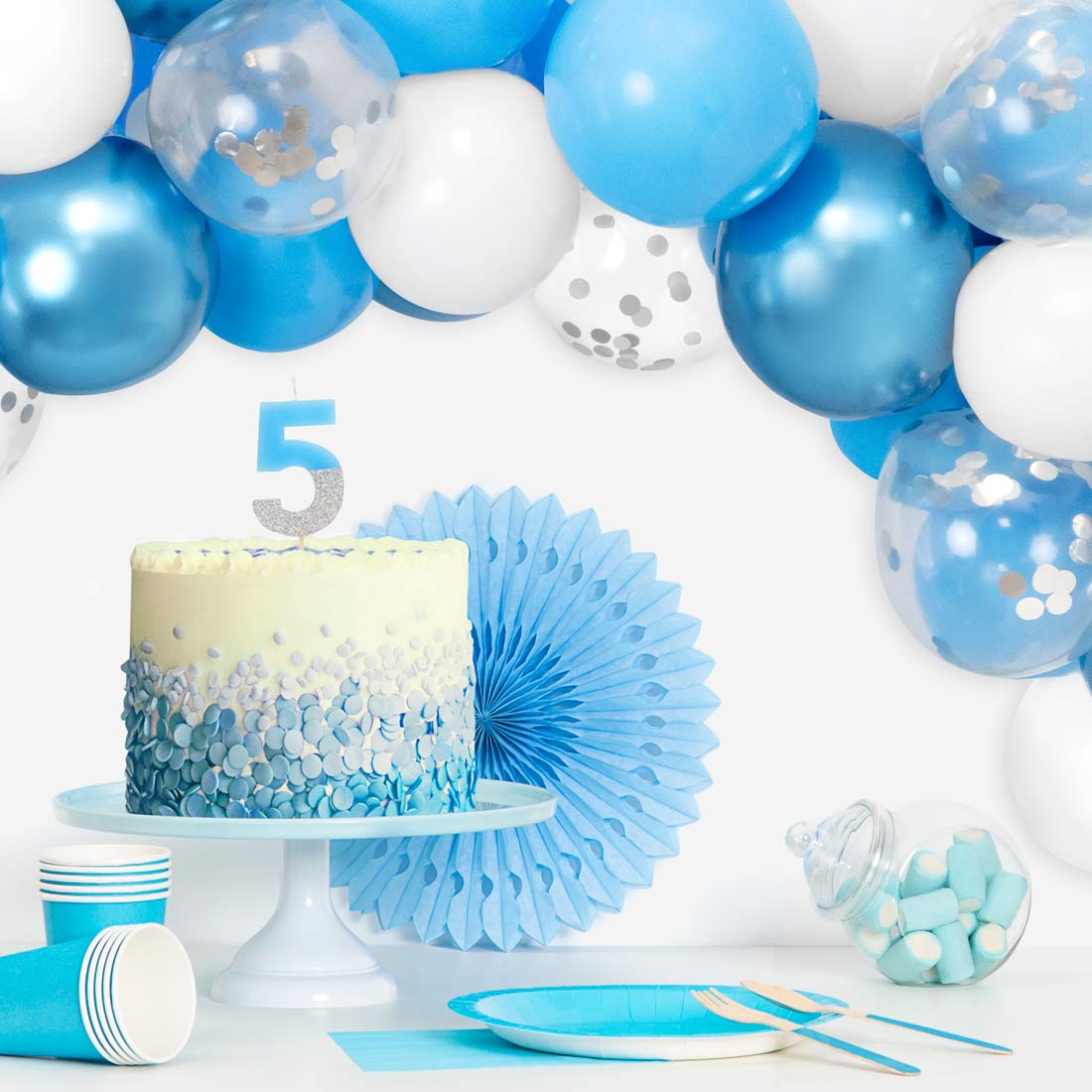 Balão azul, branco, metálico e balão transparente com confete