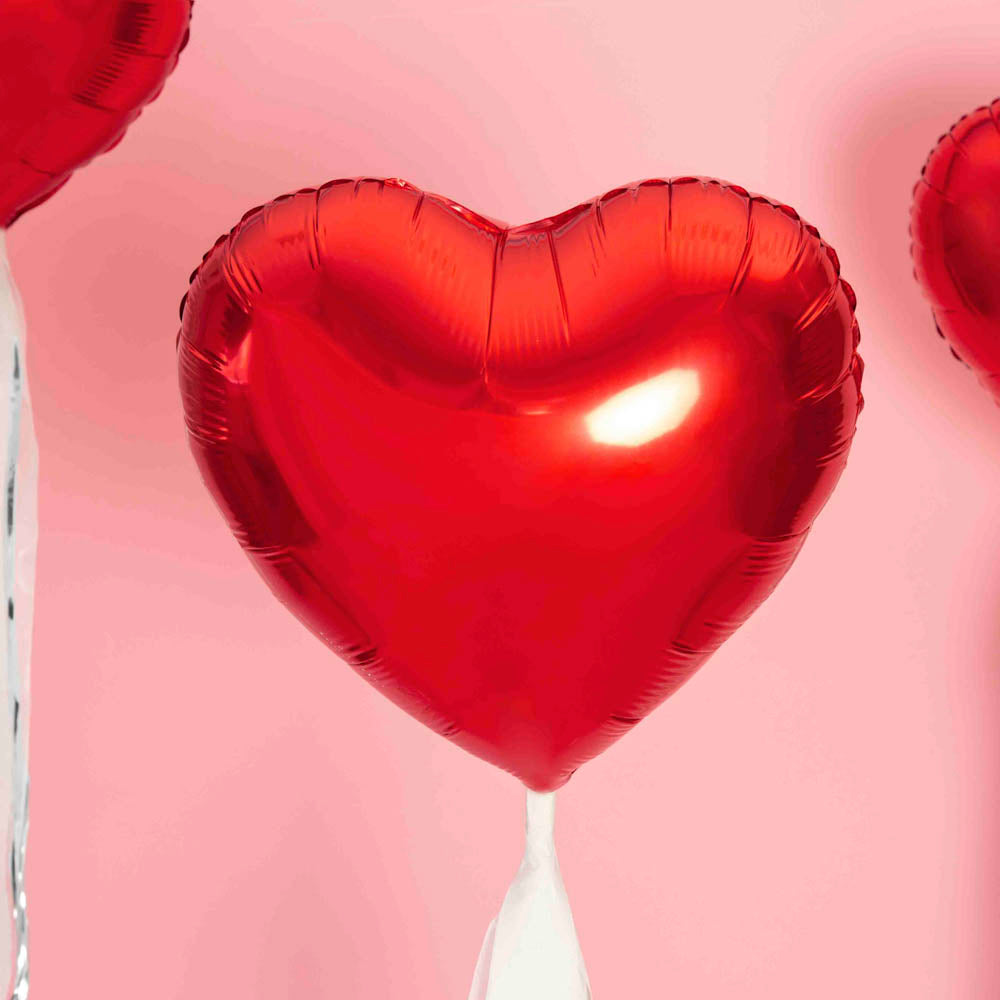 Globe du coeur rouge en papier d'aluminium
